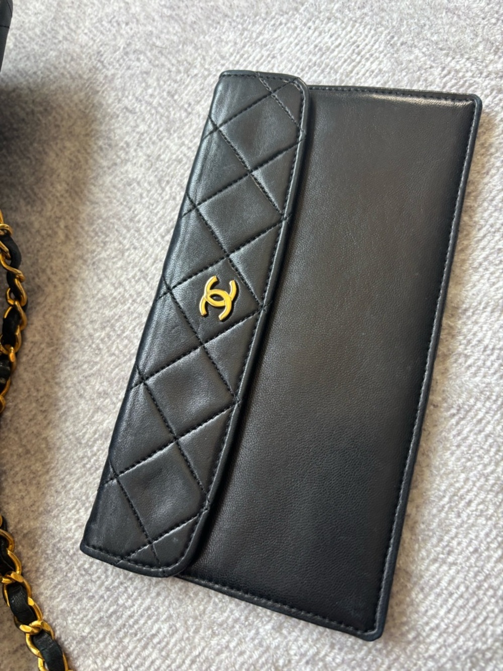 CHANEL Black Quilted Leather Shoulder Bag with Gold Chain and CC Wallet - Picture 3 of 7